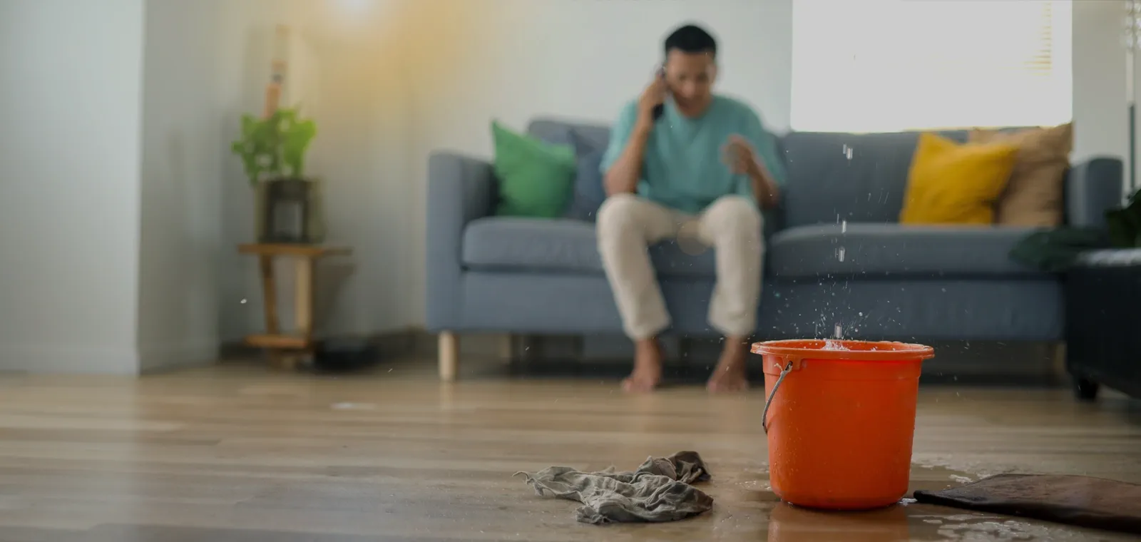 Personne au téléphone signalant une fuite d'eau à son domicile